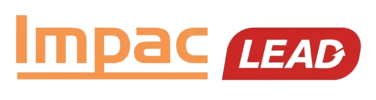 בתמונה נראה הלוגו של "Impac" באותיות כתומות והלוגו של "LEAD" באותיות לבנות על רקע אדום, כשחץ משולב באות D.