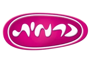 לוגו סגלגל בצבע מג'נטה, שבמרכזו טקסט עברי מסוגנן בצבע לבן.