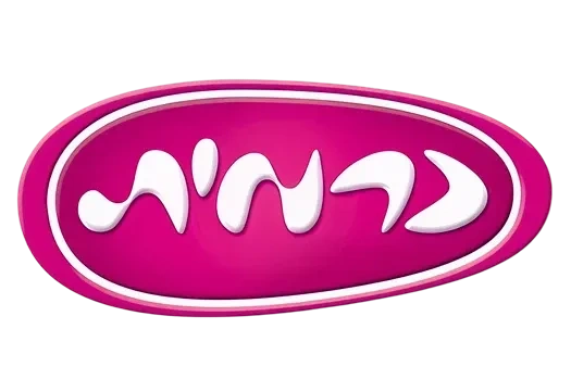 לוגו סגלגל בצבע מג'נטה, שבמרכזו טקסט עברי מסוגנן בצבע לבן.