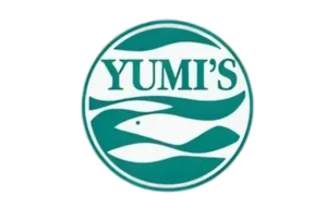 לוגו עגול עם המילה "YUMI'S" באותיות ירוקות מעל צורות גלים מופשטות בצבע ירוק וצללית של דג על רקע לבן.