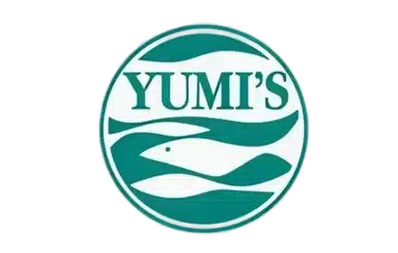 לוגו עגול עם המילה "YUMI'S" באותיות ירוקות מעל צורות גלים מופשטות בצבע ירוק וצללית של דג על רקע לבן.