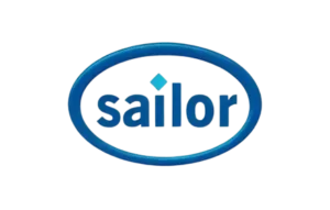המילה "sailor" באותיות קטנות כחולות, עם יהלום כחול קטן מעל האות "i", מוקפת בסגלגל כחול על רקע לבן.