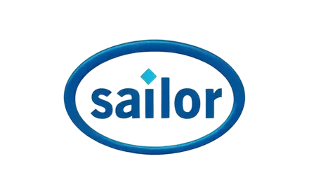 המילה "sailor" באותיות קטנות כחולות, עם יהלום כחול קטן מעל האות "i", מוקפת בסגלגל כחול על רקע לבן.