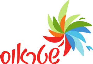 טקסט מעוצב המאיית את המילה "Oikabe" באדום, ומעליו עיצוב מופשט של פרח או שבשבת בצבעים ירוק, כחול ואדום.