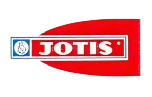 לוגו JOTIS הכולל טקסט לבן מודגש על גבי צורה אדומה, כשמשמאל לו עיגול כחול קטן המכיל דמות מסוגננת.