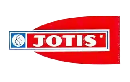 לוגו JOTIS הכולל טקסט לבן מודגש על גבי צורה אדומה, כשמשמאל לו עיגול כחול קטן המכיל דמות מסוגננת.