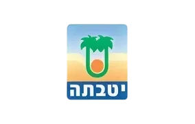 לוגו המציג שני עצי דקל ירוקים היוצרים צורת "U", ומתחתיהם עיגול כתום, על רקע עם מעבר צבעים; טקסט בעברית מופיע בתחתית, בצבע לבן על פס כחול.