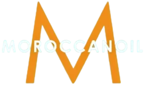 אות "M" גדולה בצבע כתום, עם המילה "Moroccanoil" באותיות גדולות בצבע תכלת החופפות את מרכז האות, על רקע לבן.
