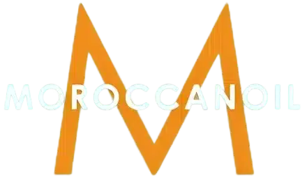 אות "M" גדולה בצבע כתום, עם המילה "Moroccanoil" באותיות גדולות בצבע תכלת החופפות את מרכז האות, על רקע לבן.