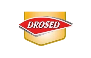 בלוגו של Drosed מופיע שם המותג באותיות לבנות על גבי צורה אדומה ומעוקלת, על רקע צהוב וזהוב.