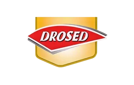 בלוגו של Drosed מופיע שם המותג באותיות לבנות על גבי צורה אדומה ומעוקלת, על רקע צהוב וזהוב.