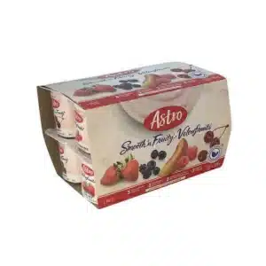 יוגורט "Astro Smooth n Fruity Veloutéfruit" באריזה של 12 יחידות, עם תמונות של תותים, אוכמניות, אוכמניות שחורות ובננות על האריזה.